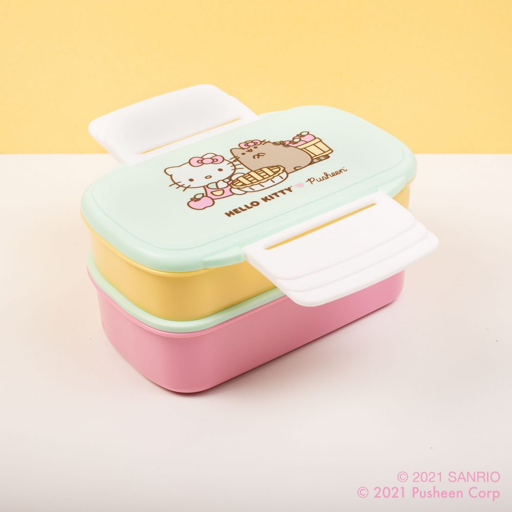 https://www.pastel-palace.com/wp-content/uploads/2021/11/4331_Hello-Kitty-Pusheen-Bento-Box-Lifestyle-3-scaled.jpg